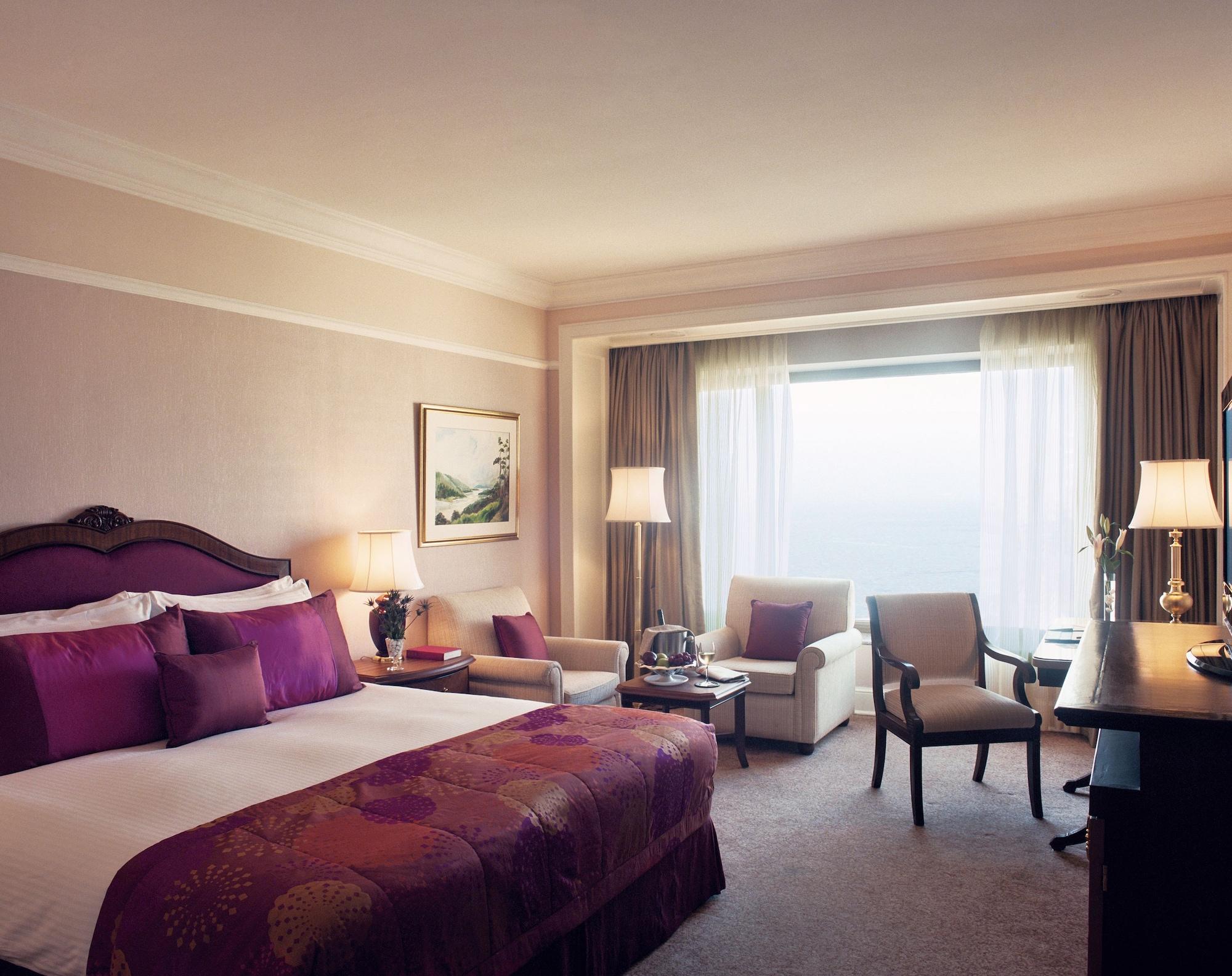Taj Lands End Hotel Mumbai Kültér fotó A room at the hotel