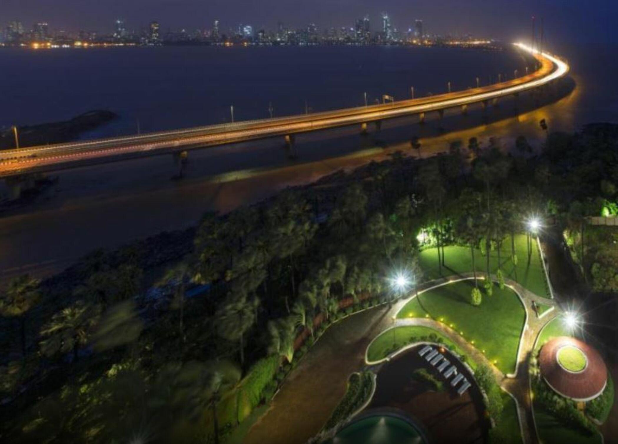Taj Lands End Hotel Mumbai Kültér fotó Aerial view of the bridge at night