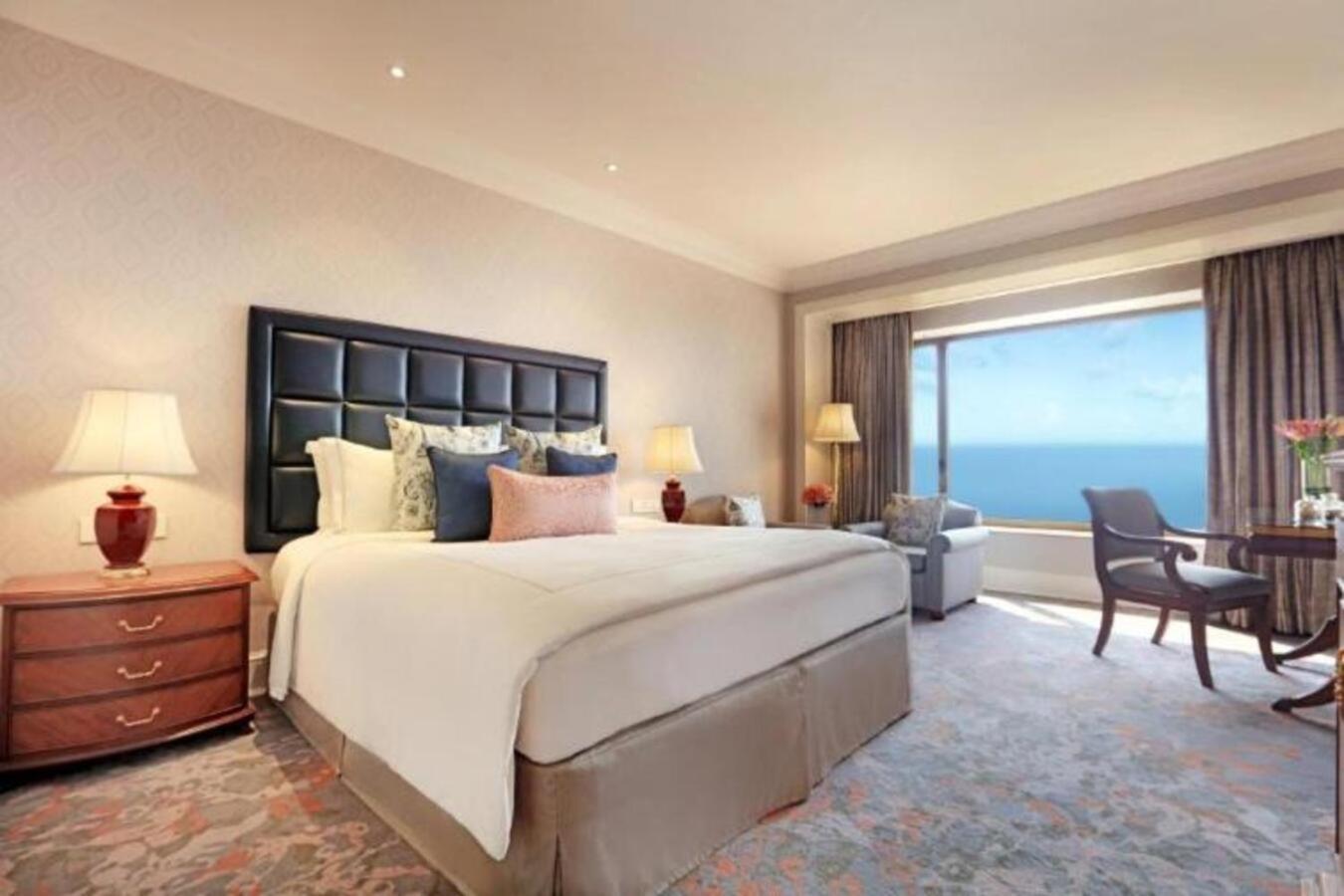 Taj Lands End Hotel Mumbai Kültér fotó A bedroom at the Shangri-La Hotel, Kuala Lumpur