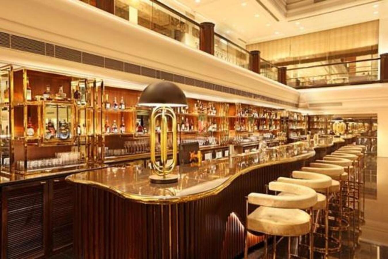 Taj Lands End Hotel Mumbai Kültér fotó The bar at the Connaught