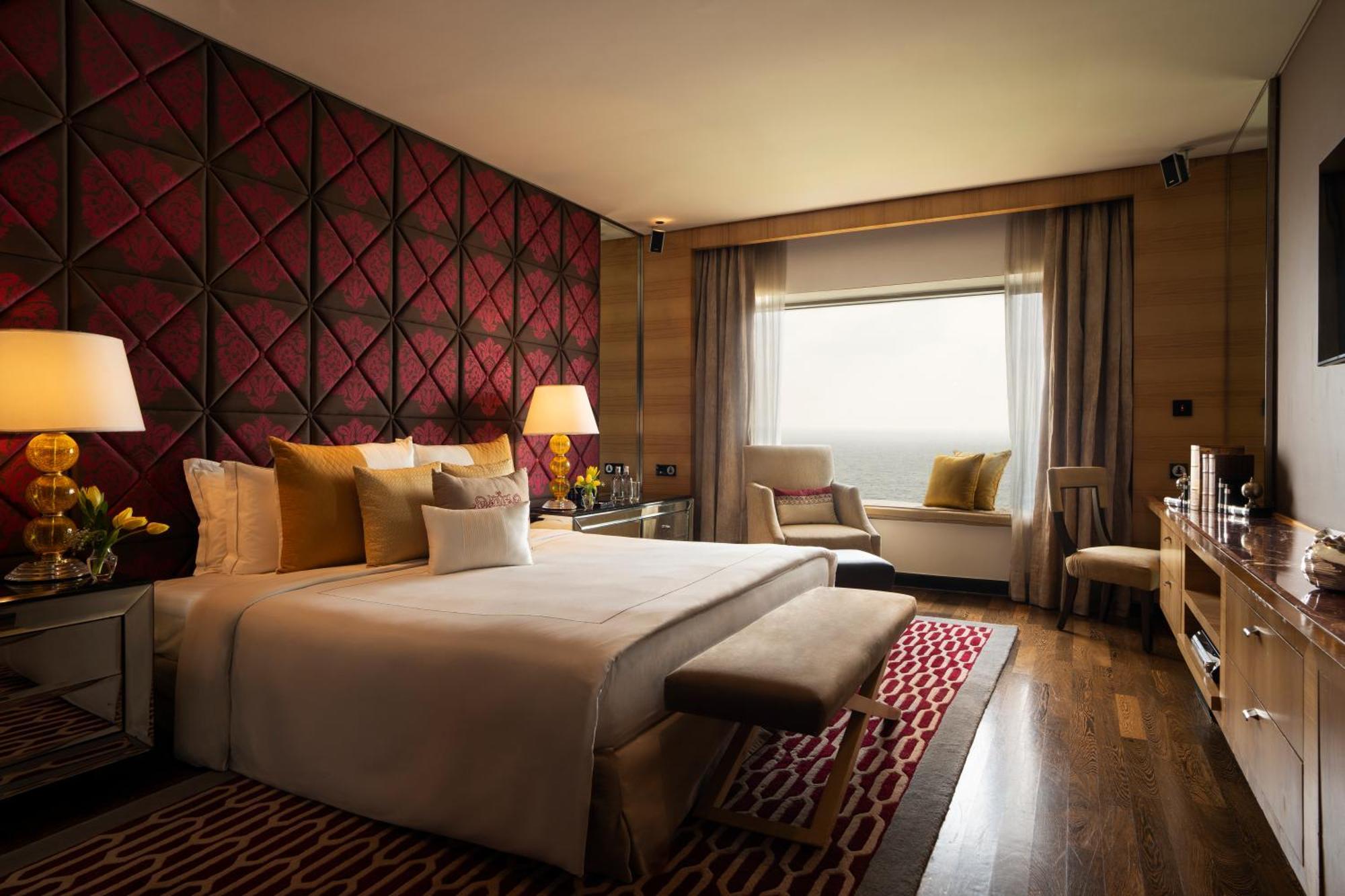 Taj Lands End Hotel Mumbai Kültér fotó A bedroom at The Oberoi Mumbai