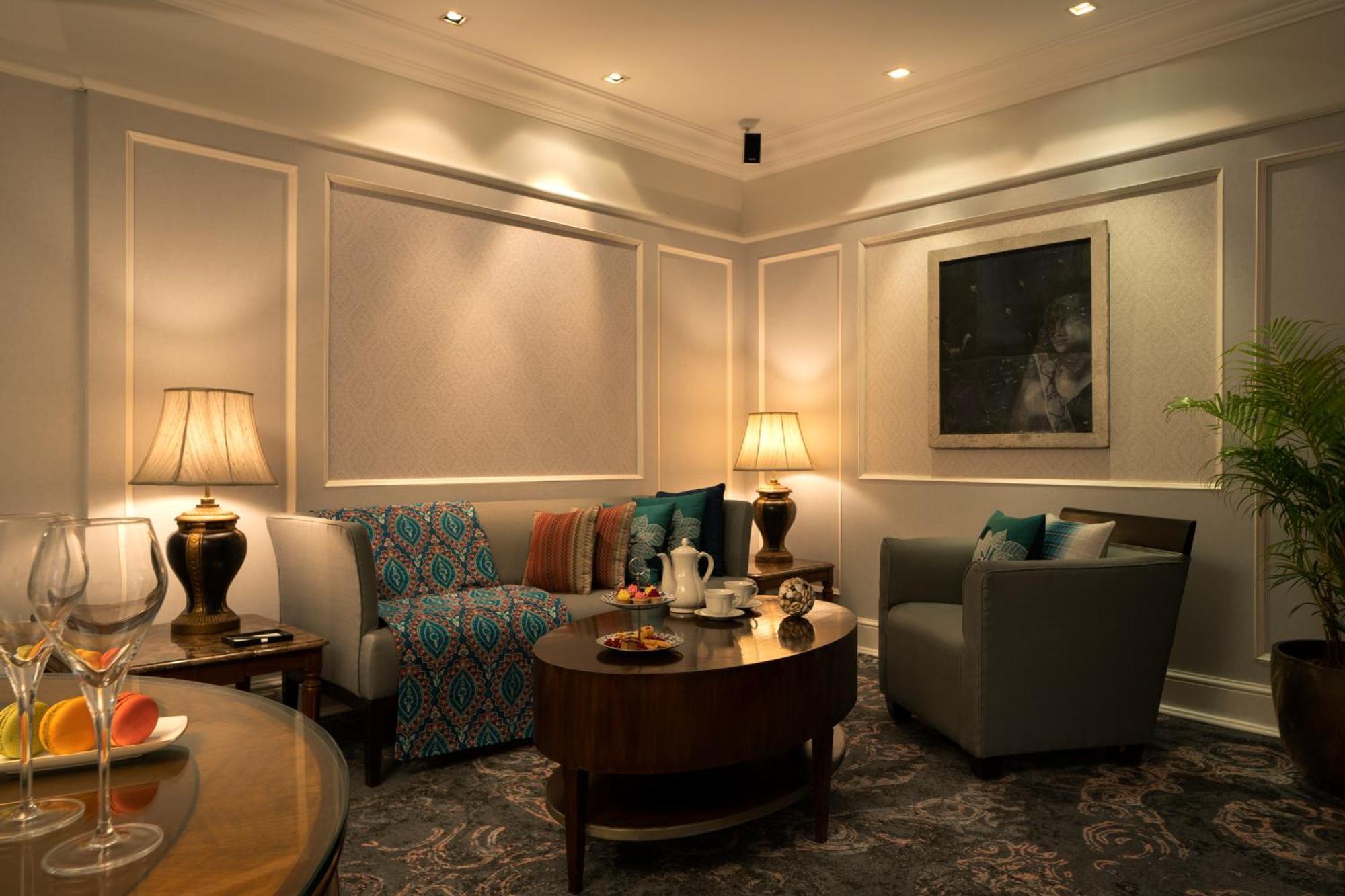Taj Lands End Hotel Mumbai Kültér fotó A living room with indirect lighting