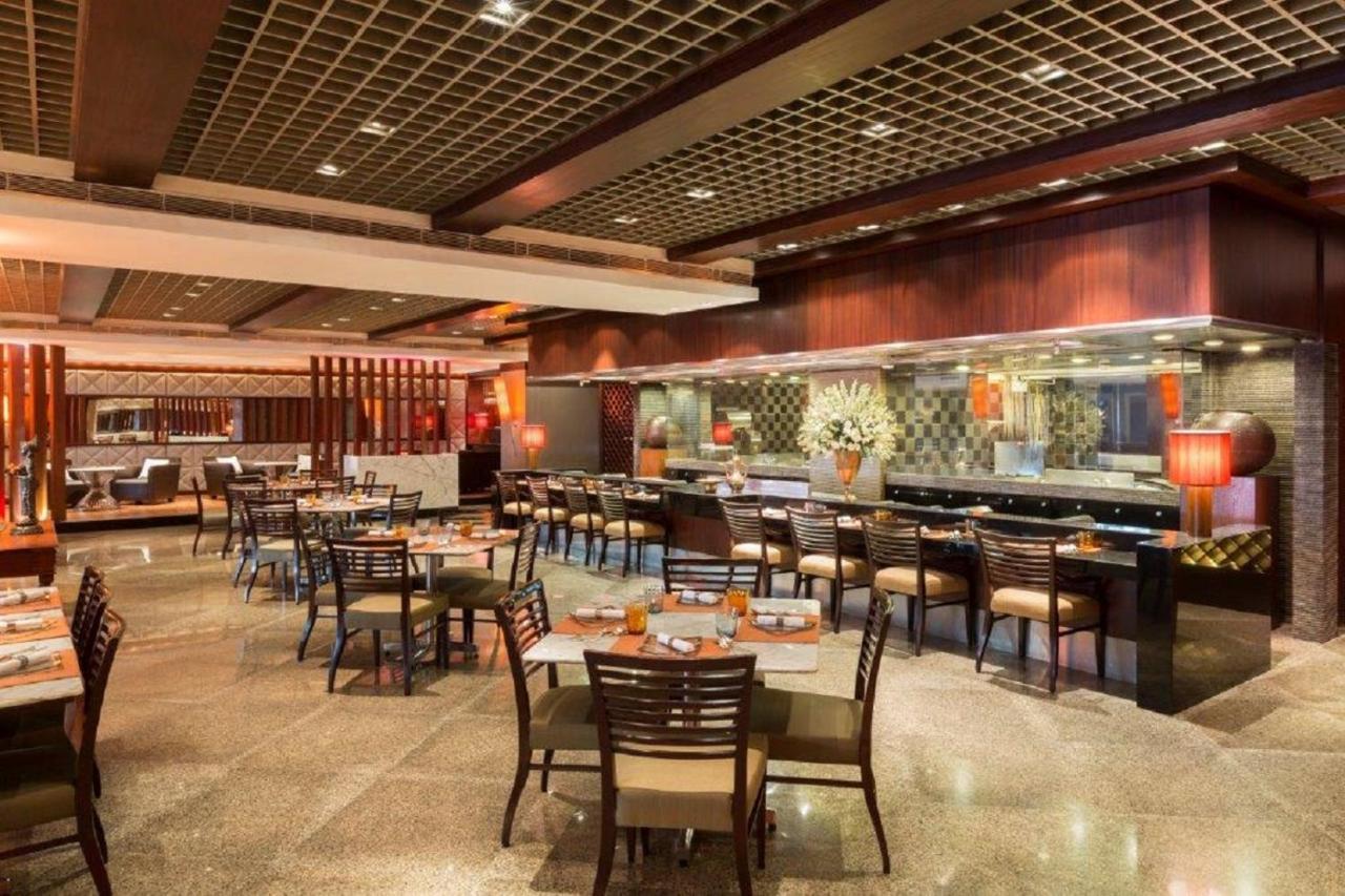 Taj Lands End Hotel Mumbai Kültér fotó The restaurant